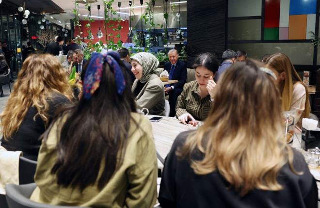 Vatandalarla sohbet eden Erdoan, ocuklara oyuncak verdi.