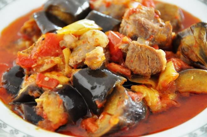 Batman Trl (Trk), Gneydou Anadolu'nun zgn ve lezzetli yemeklerinden biridir. Bu yemek, zellikle Batman ilinin yresel mutfanda ska tketilen, hem besleyici hem de ok pratik bir tarife sahiptir. "Trk" ya da halk arasnda "Trl" olarak da bilinen bu yemek, genellikle sebzelerle yaplan, hem etli hem etsiz eitleri bulunan, herkesin damak zevkine hitap eden bir yemektir.