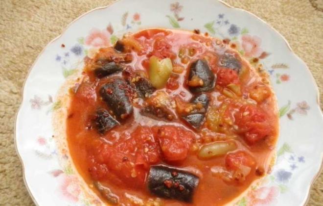 TIRK YEME MALZEMELER     kg yal kuzu kuba veya kemikli et  1 ba sarmsak  1 yemek ka biber salas veya domates  ya (zeytinya vb.)  4 adet orta boy patlcan  1 kg soyulup doranmam domates   kg arliston veya dolmalk biber  tuz