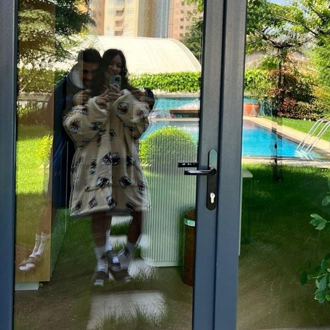 "SEN OK SEVYORUM"    Hazal Suba ile bahede verdii pozu paylaan nl arkc, sevgilisine "Doum gnn kutlu olsun. Yani seni ok seviyorum" notunu dt.    nl oyuncu da sevgilisinin paylamna kalp emojileriyle karlk verdi.