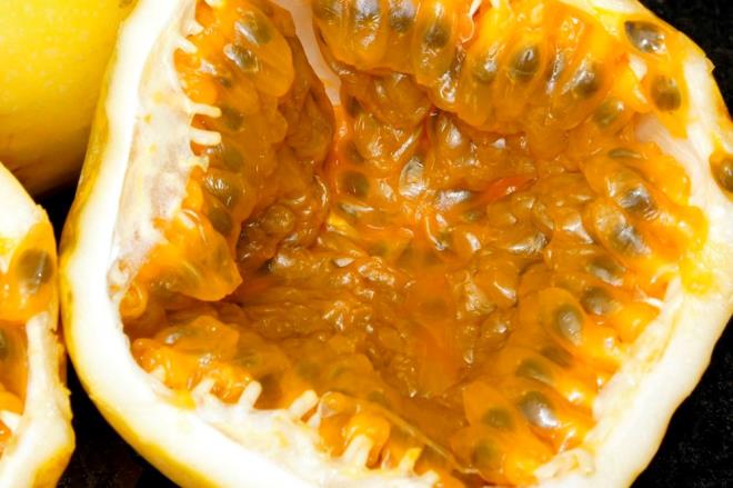 Kalbinizle ilgilenmek dengeli bir diyetle balar. Vitaminler, mineraller, proteinler, kompleks karbonhidratlar ve lif gibi temel besinler asndan zengin yiyecekler yemek, salkl bir kalbi korumann anahtardr. Genellikle gz ard edilen bir besin, kalp fonksiyonunu ve genel sal desteklemede hayati bir rol oynayan magnezyumdur.