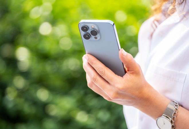 Ayrca AirPlay destekli nc taraf cihazlarnz varsa, reticinin yaynlad son gvenlik gncellemelerini kontrol etmekte fayda var.    Apple?n verilerine gre, Ocak 2025 itibaryla dnya genelinde aktif olarak kullanlan 2,35 milyar Apple cihaz bulunuyor. Bu cihazlarn tamam risk altnda olmasa da uzmanlar, alnan nlemlerin siber saldrlara kar korunmada hayati nem tadn vurguluyor.