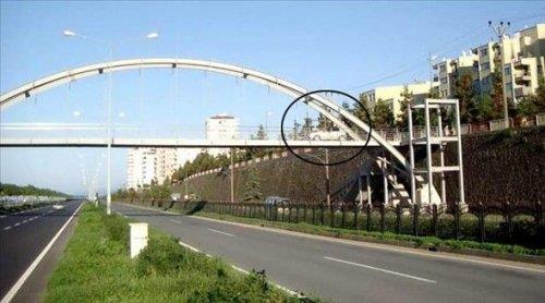 Rize- Trabzon karayolunda yer alan st geitteki otomobili grenler aknlklarn gizleyemedi. Otomobil srcsnn, yanndaki kz arkadayla birlikte st geit zerinden gnein batn izledii renildi. Bu arada romantik aa 49 YTL ceza kesildi.