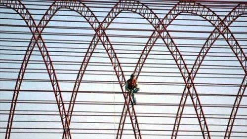 Fotoraf, Sivasspor iin yapmna balanan yeni tesislerden. Kapal saha inaatnda alan bir ii, zaman bulduka krmz-beyazl takmn antrenmanlarn izliyor...