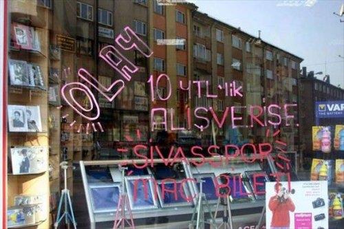 Sivas'ta bir fotoraf stdyosu ilgin bir kampanya balatt. 10 YTL'lik alveri yapanlara, Sivasspor - Ankaragc ma bileti bedava!