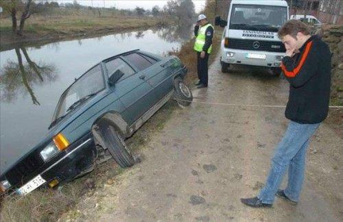Yolculuk srasnda oyun havas alnca arabay kenara ekip oynayanlarn haberinin zerinden birka yl gemedi ki benzer bir haber Edirne'den geldi. Birka kafadar seyir halindeki otomobilde 'alem' yaparken gzel bir ark almaya balad. Genler gaza gelip ie tokuturmaya kalknca da otomobillerini Tunca nehrinin kenarna asl buldu