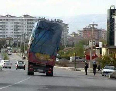 POLSLERE ELEREK SELAM VEREN KAMYON