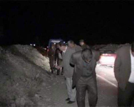 Gelin ve damadn iinde bulunduu otomobil trafik kazas yapt. Gelin ve damat hafif yaralanrken olay yerine gelen akrabalar, etrafa salan taklar toplama telana dt.