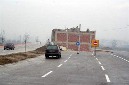 Bursa'da Bykehir Belediyesi'nin kamulatrmaya gittii blgede henz ykm yaplamayan bir ev, asfaltn ortasnda ilgin bir grnt oluturdu.