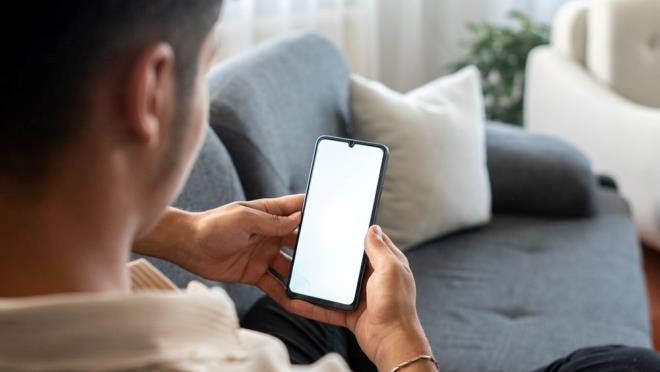 PHONE 17 NE ZAMAN IKACAK?    Apple, yllardr yeni iPhone modellerini genellikle Eyll aynn ikinci haftasnda tantyor. Bu gelenek gz nne alndnda, iPhone 17?nin 2025 yl Eyll aynda tantlmas bekleniyor.    Apple?n 2025 Eyll aynn ilk veya ikinci haftasnda byk bir lansman etkinlii dzenlemesi ve ayn ay ierisinde satlara balamas olas grnyor.