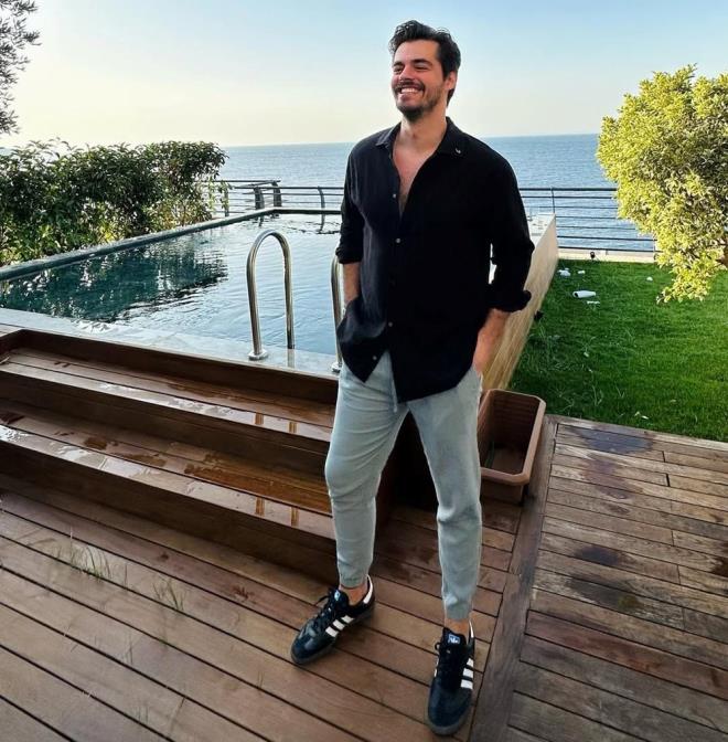 BERK ATAN KMDR?    26 Eyll 1991 ylnda zmir'de doan oyuncu Berk Atan, 2012 ylnda katldu Best Model of Turkey yarmasnda birinci oldu.    Her ey Yolunda Merkez dizisiyle oyunculua adm atan Atan, Dayan Yreim, Gnein Kzlar ve Cennetin Gzyalar gibi yapmlarda rol ald. Berk Atan, uzun yllardr Gnl Da adl dizide Taner karakterine hayat veriyor.