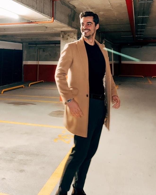 "KIKIRDAKLARDA PARALANMA MEVCUT"    Hastanede tedavisi srerken yapt aklamada "Sa kaburgamda u an grlebilen 6 krk ve kkrdaklarda paralanma mevcut" diyen ancak iyi olduunu belirten nl oyuncudan kaza sonras ilk paylam geldi.  lmden dnmt: Berk Atan'dan gnler sonra ilk kare - 4