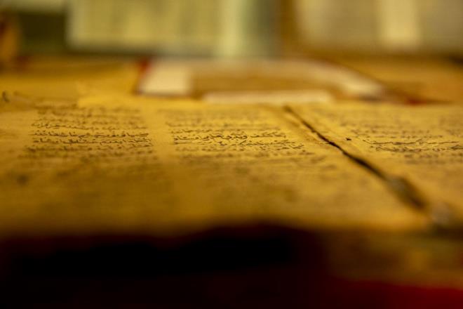 1731 ylnda yazlan bir baka el yazmasnda ise 6 metrelik tarihi vesikann yer aldna dikkati eken Hiran, burada da kendi ailesinin yan sra Abdulkadir Geylani'den bahsedildiini aktard.    Hiran, "Osmanl Sultan Abdulaziz devrinde onun adna baslan birka kitap daha var. Bunlar da daha ok dilbilgisi, belagat ve eriat kitaplar. Bu kitap yaklak 170 yl nce baslm." diye konutu.