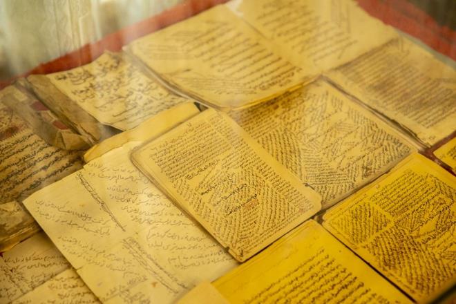 Irak rejiminin 1961 ve 1987?deki saldrlar nedeniyle tekkedeki birok el yazmas eser zarar grrken, 1297 ylnda toplanan air Enveri'nin iirlerinin yer ald kitaptan da saldrlar nedeniyle tek sayfann kald belirtiliyor.    Osmanl'dan kalan eserlerin de muhafaza edildii tekkede, Sultan Abdlaziz adna baslan kitaplar da korunuyor.