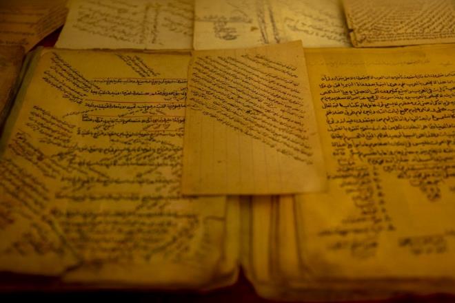 IRAK REJMNN SALDIRILARINDA BROK ESER ZARAR GRD    Tekke sorumlusu Hana Kaki Hiran, Hiran blgesinin dini, ilmi ve tarikat anlamnda baat bir rol oynadn belirtirken, el yazmas eserlere byk nem verdiklerini, bu eserleri zel bir odadaki ktphanede koruduklarn anlatt.    Irak rejiminin 1961'de Hiran' hedef aldna iaret eden Hiran, atlan roketlerden birinin Hiran Tekkesine dtn ve birok el yazmas ile belgenin yanarak yok olduunu syledi.