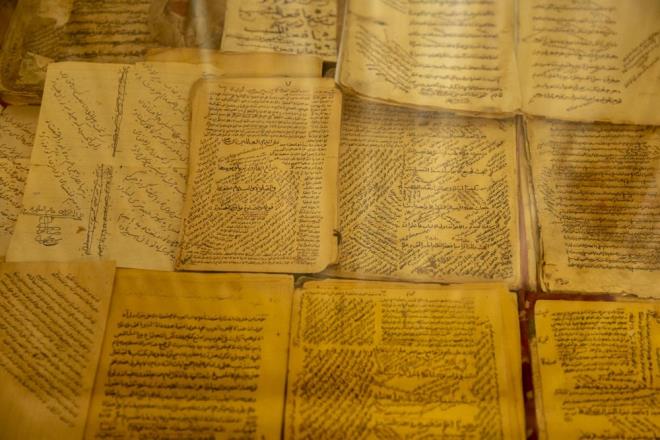 Tekkede Trke, Farsa ve Arapa yazlan iirlerin bulunduunu aktaran Hiran, ayn zamanda Irak Krt Blgesel Ynetimi'nde (IKBY) en eski el yazmas eserlerin de bu tekkede olduunu vurgulad.    Hiran, "Seluklu devletinin airlerinden olan Enveri?nin iir divan bombardmanlarda yok oldu ve sadece bir sayfas kurtarlabildi. Bu sayfada airin Farsa yazlan drtlkleri var. Burada hicri 696 yani miladi 1297 yl tarihleniyor." ifadelerini kulland.