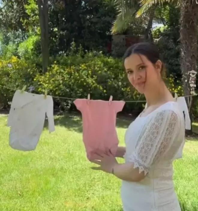 nce bebeinin cinsiyetini takipilerine soran Helvacolu, ardndan bebein cinsiyetini aklad.    nl isim, askya pembe bebek elbisesi ast ve kz olacan duyurdu.