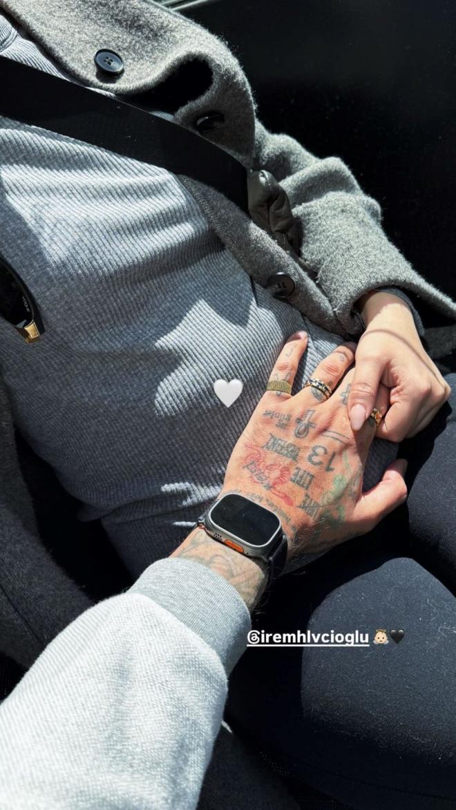 te yandan getiimiz hafta da Ural Kaspar, einin karnna dokunduu an takipileriyle paylamt.     Bu kareye "Bebek grnd" yorumlar yaplmt.