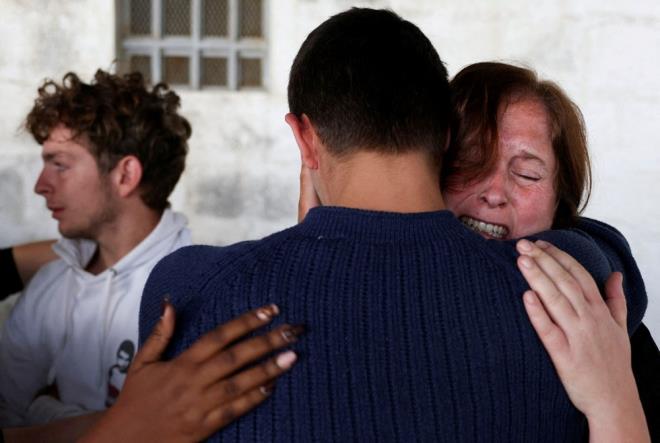 "BU SENARYO DAHA NCE DE SAHNELEND"    Mahkeme, Belikal genler Lornoy ve Seppe?nin ?tipik kaak avclar? gibi grnmediini ve kanun hakknda bilgi sahibi olmadklarn belirtti. te yandan, mahkemenin kararnda Afrika?nn smrgecilik gemiine atfta bulunularak bu senaryonun ?yzyllar nce de sahnelendiine, Afrika?nn kaynaklarnn Bat tarafndan, imdi de Dou tarafndan yamalandna? dikkat ekti. Mahkemenin kararnda, sanklarn ?karncalar nadir bcek trlerine olan talebin yksek olduu Avrupa ve Asya?daki yksek deerli egzotik ev hayvan pazarlarna karmak istediine? dikkat ekildi.