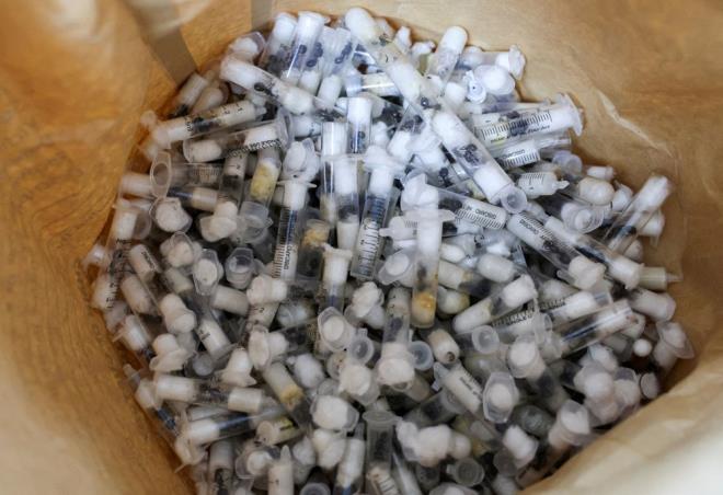 PARA CEZASINI DEYEMEZLERSE HAPSE ATILACAKLAR    Kenya?da izinsiz bir ekilde herhangi bir yaban hayat numunesini ya da benzer bir canl ya da nesneyi bulundurmak su. Bu suun phelileri mahkum edilmeleri halinde 10 bin dolara kadar para cezas ya da en az 5 yl hapis cezas alabiliyor.     Mahkeme, drt sann 7 bin 740 dolar para cezas demesine, para cezasn deyememeleri halinde ise 1 yl hapis cezas almalarna hkmetti.