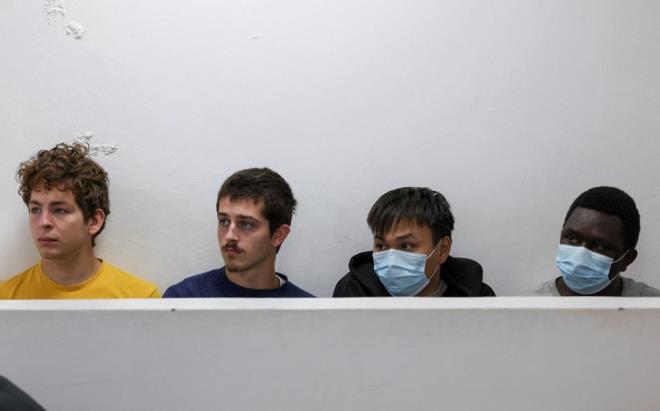 Olay, Kenya Yaban Hayat Servisi?nin (KWS) drt san ?biyolojik korsanlk? ile sulamasnn ardndan gndem olmutu. 18 yandaki Belikal genler David Lornoy ve Seppe Lodewijckx, Vietnaml Duh Hung Nguyen ve Kenyal Dennis Nganga, karncalar bulundurduklarn kabul etti ancak karncalarn kaakln yaptklar iddiasn reddetti.