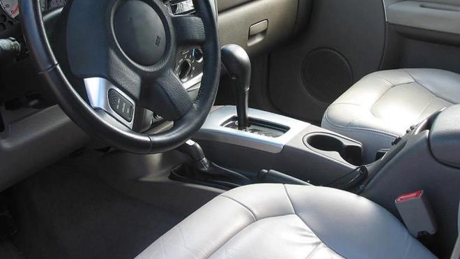 AN HIZLANMALARDAN KAININ    Manuel de olsa, otomatik de olsa aralarda gaza sonuna kadar basarak ani hzlanmalar yapmak motor, anzman, aks ve n takm paralar zerinde olumsuz etkiler oluturuyor. Ani ivmenin etkisiyle n dzen paralar gerilirken, motor da zorlanyor, bunun akabinde anzman da ortaya kan gc tekerlere iletmek iin aks zerinde gerilim yaratyor ve buna yetiemeyen aks ilerleyen zamanda ypranp krlyor ya da kesiliyor. Bunun yannda manuel de olsa otomatik de olsa (CVT hari) debriyaj balatas, bilyas ve basks bulunuyor ve ar snmadan dolay erken ypranp byk masraflara neden olabiliyor.