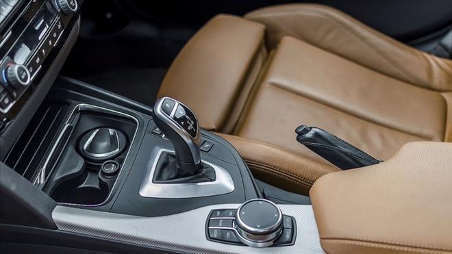 OTOMATK VTESTE NELERE DKKAT EDLMEL?    Otomatik vitesli aralarda ani hzlanmalar, sert gaz tepkileri, vites konumunu ok hzl deitirme, P konumuna attktan sonra freni brakp tm yk anzmana bindirme, srekli yksek devirlerde kullanmadan dolay balata ve ya snmas, anzman yan hi deitirmeden yllarca kullanmak gibi birok olumsuzluk rnekleri otomatik anzmanlarn ba dmanlar arasnda yer alyor.