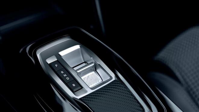 PARK KONUMUNA ALIRKEN DKKAT EDN    Vitesi P yani park konumuna almak iin baz detaylar byk arzalarn nne geebilir. ncelikle ara alr vaziyetteyken N konumuna alnr ve bu esnada fren pedalna baslr, el freni ekilir, ayak frenden ekilir ve ara bo viteste el freniyle durur. Sonrasnda eer otomobil izin veriyorsa kontak kapatlr ve vites P konumuna getirilir. Baz aralarda kontak kapatmaya izin vermiyorsa yukardaki admlar uygulanp P konumuna alnr. Bunu yapmaktaki ama ise arac park konumuna aldnzda anzmann zerinde herhangi bir yk kalmyor. Aksi halde, P konumuna alp ayanz da frenden ekerseniz sonrasnda el frenini kaldrrsanz tm yk anzman dilisine binmi oluyor ve aracn tm ykn sadece bir dili stleniyor. Zaten byle durumlarla arac altrp ileri konumuna almak istediinizde anzman kolunun sert bir ekilde srasyla R?ye getiine ahit olacaksnz ve vites geii esnasnda ses duyacaksnzdr.    ANZIMAN YAI MRLK DELDR, DETRLR    Manuel de olsa otomatik de olsa anzman yalar baz ustalarn dedii gibi mrlk deildir. Sonuta anzmann iinde onlarca dili var ve anzman ya da bu dililerin salkl almas iin grev yapyor. anzman ya otomobil reticisinin belirttii aralklarda uygun ya ile deitirilmeli. Aksi halde kk masraflardan kaarken ok byk masraflarla karlaabilirsiniz.