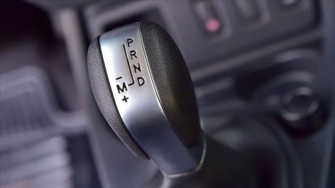 Trkiye'de otomatik vites aralarn rahatl satlarda da n plana kmaya balad. Gemite ortaya kan otomatik viteslerdeki sorunlar da byk lde giderildi ve sorunsuz kullanmlaryla dikkat ekiyorlar.    YOUN TRAFKTE BYK YARDIMCI    Uzun yolda otomatik vites pek ie yaramasa da ehir ii youn trafikte kullancs iin byk konfor sunuyor. Sol aya srekli debriyaja basmaktan yorulan srcler yerine tek ayakla otomobili kontrol etme konforu srcye yardmc oluyor.