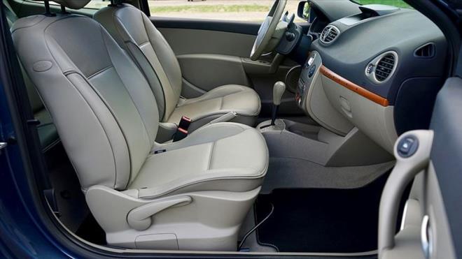 SERT GAZ TEPKLER OLUTURMAYIN    Gaza ani basarak hzlanma yapmayn, gaz pedalna daha yumuak dokunarak kullanmak hem paralarn mrn hem de yakt tasarrufunu maksimize eder. Topuunuzu paspasa sabitleyip gaz pedalna daha yumuak basabilirsiniz ve bylece motor, anzman, n takm gibi paralarn ypranmasnn nne geersiniz.    VTES KOLUNU HIZLI DETRMEYN    Otomatik vitesli aralarda P park konumu, R geri vites, N bo vites, D ise ileriyi ifade ediyor. L, L1 gibi terimler ise daha dk hzlarda aracn ar hareket etmesini salyor. L, L1 gibi vitesleri dik yoku klarnda kullanabilirsiniz. Baz aralarda da D yani ileriye gitme vitesi terimi A olarak da grlebiliyor.    Vites kolunu hzl hareket ettirdiinizde anzmann iindeki vites deitirici motor da hzl hareket edecek ve mekanik paralarn hzl ypranmasna neden olacaktr. En iyi vites deitirme ekli sakin ve N yani bo vitesi gstererek yapmaktan geiyor. Baka bir deyile, R vitesinden D vitesine atarken arada N bo vitesi vardr. R?den N?ye geip, sonrasnda D?ye takmanzda fayda var. ou kullanc R?den D?ye hzlca vitesi ekiyor ve anzman N?yi grmeden ieride mekanik sorunlar yaratacak ekilde D?ye gemi oluyor.