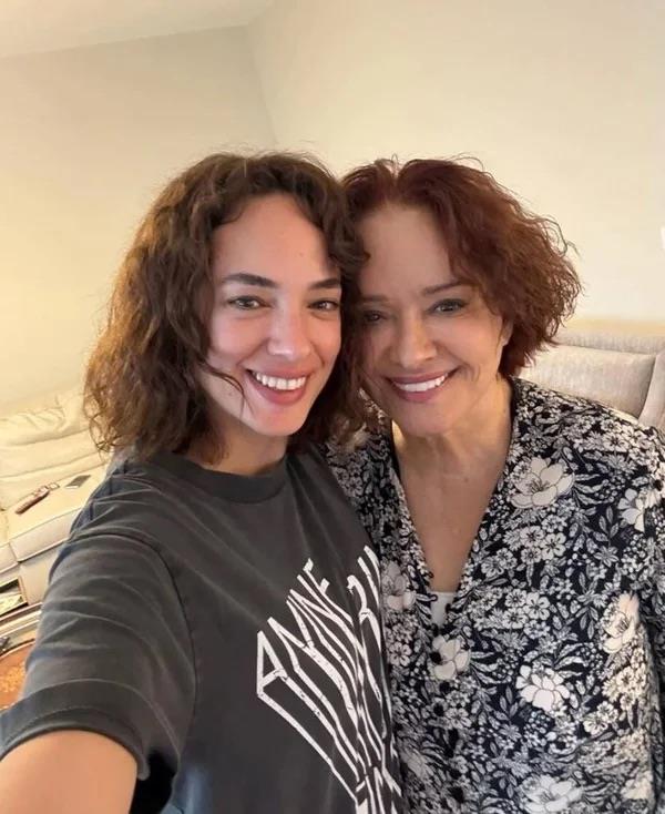 te yandan Adile filminde Mjde Ar'a da Seda Bakan hayat verecek. Bakan, getiimiz gnlerde usta oyuncu ile bir araya gelmi ve bu anlar takipileriyle paylamt.