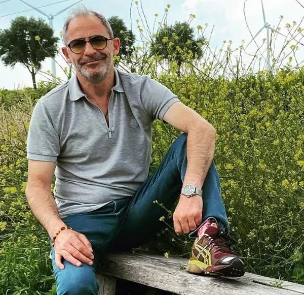 Usta sanatnn kz Gner zkul'la da bir araya gelen "Kz sevgili Gner ile birka kez bulutuk. Bana babasyla ilgili birok ansn anlatt, nasl yrrd, ne yerdi, hangi parfm kullanrd, hepsini rendim. Ve en sonunda bana Mnir Usta'nn 'bi' karakterini oynarken takt fesi emanet etti. 'Bunu film boyunca babamn destei olarak gr' dedi. ok duygulandm. O gnden beri her provaya, her sete o fesle gidiyorum" dedi.