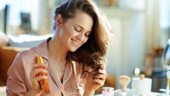 Elma sirkesi, sa derisindeki pH dengesini yeniden oluturarak kanty azaltabilir. Bir bardak suya iki yemek ka elma sirkesi ekleyin ve karm sa derinize uygulayn. 5-10 dakika bekledikten sonra bol su ile durulayn.