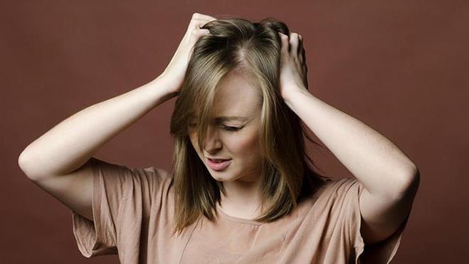 Birka damla ay aac yan bir ay ka zeytinyayla kartrarak sa derinize uygulayn. 15-20 dakika bekledikten sonra sanz ykayn.Yulaf ezmesi, cildi rahatlatc etkisiyle kanty hafifletir. nce tlm yulaf ezmesini suyla kartrarak macun kvamna getirin ve sa derinize uygulayn. 15 dakika bekledikten sonra sanz durulayn.