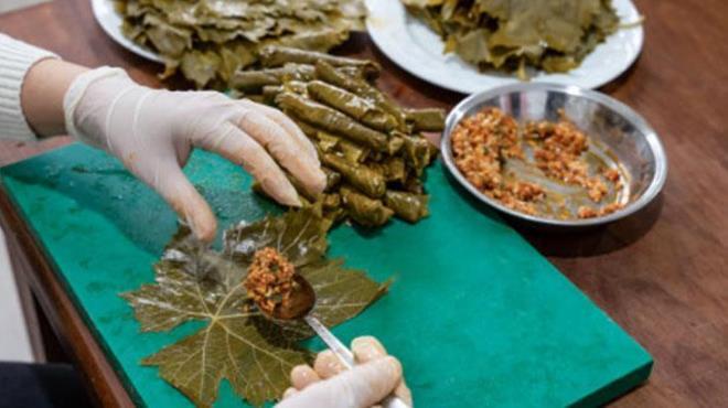 Uzmanlar, yaprak sarma iin tercih edilen bu yntemin iki temel ilevi olduunu sylyor. lki, fazla suyun kontrol edilmesi, ikincisi ise sarmalarn sabit kalmas. Cam bardan souk yzeyi pime srasnda tencerede ykselen buhar topluyor. Bylece tenceredeki fazla su miktar dengelenmi oluyor. Bu yntem, zellikle suyu fazla karanlar iin kurtarc bir zm.