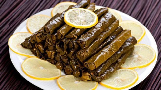 ok kii tarafndan bilinmeyen bu yntem, aslnda ok pratik. ay barda ynteminin bir dier nemli avantaj, sarmalarn tencerede sabit kalmasn salamasdr. Yaprak sarmalar, pime srasnda suyun hareketiyle dalabilir veya alabilir. Ancak tencerenin ortasna yerletirilen bir bardak sarmalar skca bir arada tutar ve dzenli bir ekilde dizilmelerini salar.