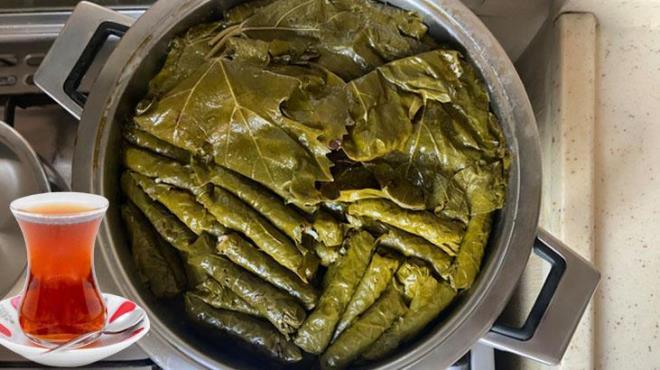 Yaprak sarma Trk mutfann en zel lezzetleri arasnda yer alr. Sofralara taht kuran bu yemek, ince ince sarlan yapraklarn iindeki pirin harcyla damaklar enlendirir. Ancak yaprak sarmay mkemmel bir kvamda piirmek, her zaman kolay olmaz. Bu yntem sayesinde i harcn tam kvamnda pimesini salayabilirsiniz.