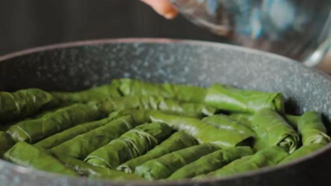 Sarmalarn zerine zeytinya, limon suyu veya salal sos ekleyin. Ardndan sarmalarn yarsna kadar gelecek ekilde su ilave edin. Bardan suyu ekeceini hesaba katarak normalden daha fazla su dkebilirsiniz. Tencereyi kapa kapal olarak orta atete kaynatn ve ksk atete pimesini bekleyin.