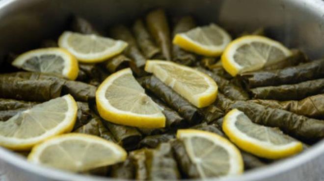 Yaprak sarma piirirken tencerenin ortasna bir ay barda yerletirmek, eskilerin ska kulland ancak gnmzde pek bilinmeyen bir yntemdi. Son zamanlarda sosyal medyada yaylan bir video, bu yntemin ne kadar kullanl olduunu tekrar hatrlatm oldu. Peki, bir ay barda nasl oluyor da yaprak sarmay daha lezzetli ve dzenli hale getiriyor?