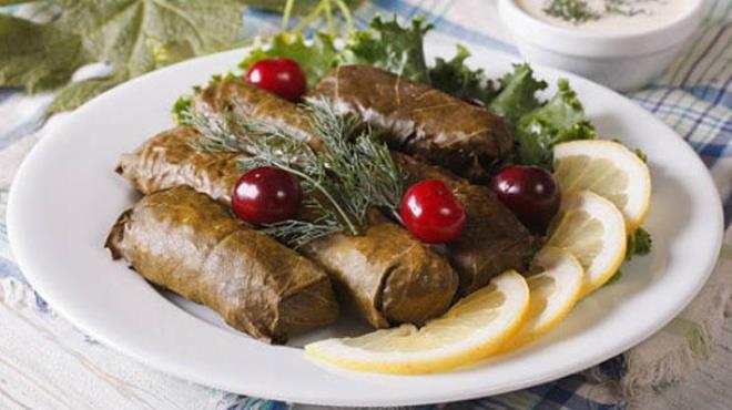 ncelikle yaprak sarmalar skca sarn ve tencereye dzenli bir ekilde dizmeye balayn. Dairesel desenle dizmeniz daha faydal olur. Tencerenin ortasna bir ay barda iin boluk brakmalsnz. Ardndan temiz bir cam ay bardan tencerenin tam ortasna yerletirin. Bardan sarmalara zarar vermemesi iin yava hareketler uygulayn.