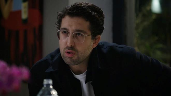 YAAM KOU FLM KONUSU    Cafer, ak olduu fakat bir trl elde edemedii nl oyuncu Helin ile birlikte falc, astrolog ve yaam kou gibi yerlere gider. Cafer bu terapistler ve yaam kolar ile alay ederken bir gn Helin?in parti knda magazincilere yakalanrlar ve kendisini Helin?in yaam kou olarak tantr