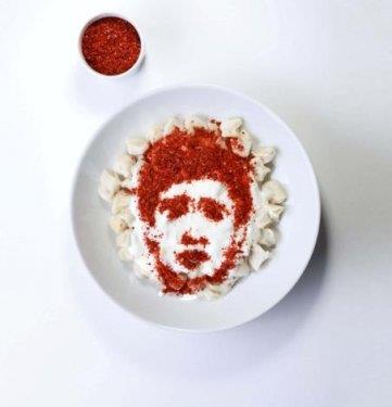 Bir reklam ajansndan kan ilk koleksiyon olma zelliine sahip Tasarm Alaturka; Trkiye'nin popler sanatlarn, klt ark szlerini, alkanlklarn ve kltrel deerlerini esprili anlatmlarla gndelik yaamn vazgeilmez eyalar haline getiriyor.