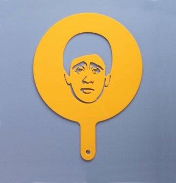 Zeki Mren'i simgeleyen snmeyen sanat gnei mumu, Emrah grselinden yaplm "Aclarn Stencil"i gibi zgn tasarml rnlerden oluuyor.