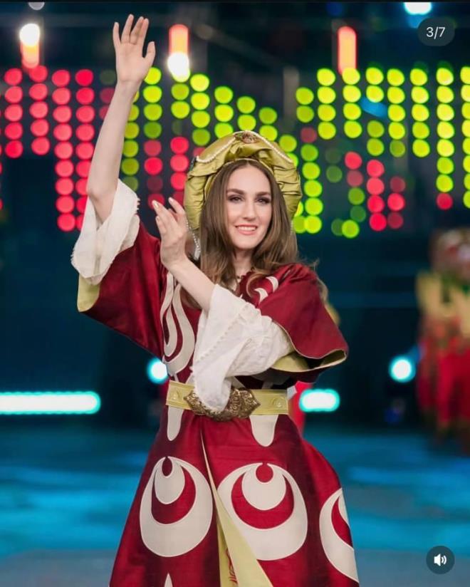 KAFTANIYLA GECEYE DAMGA VURDU    İdil Bilgen, açılış törenindeki kaftanı ve dansı ile birçok kişinin beğenisini kazandı.