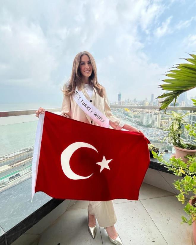 Yarışmanın önceki akşam düzenlenen açılış töreninde, adaylar kendi ülkelerinin kültürlerini temsileden kıyafetlerle sahneye çıktı.