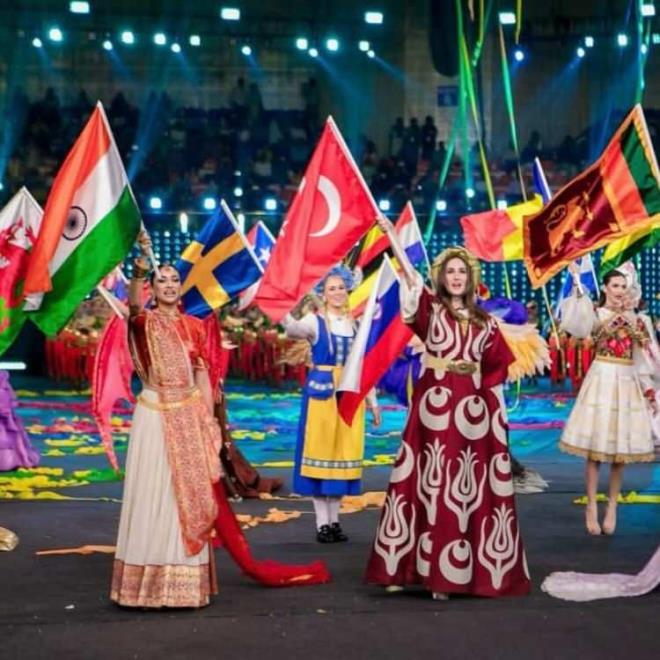 "TÜRK BAYRAĞINI TAŞIMAK ÇOK ÖZELDİ"    Açılış töreninden sonra açıklama yapan Bilgen; "Ve işte böylece, 72'nci Miss World bu geceki muhteşem açılış töreniyle resmen başladı! Ne unutulmaz bir etkinlikti... Dünyanın dört bir yanından gelen birbirinden başarılı ve nazik kadınlarla bir aradaydık, ortak bir amaç etrafında birleşerek bayraklarımızı gururla dalgalandırdık. Bu gece Türk bayrağını taşımak benim için çok özeldi. Bu anı kalbimde sonsuza dek saklayacağım! Dünyaya ve güzel ülkem Türkiye'ye sevgilerimi gönderiyorum! Hayallerin taçlandığı yer, Telangana." ifadelerini kullandı