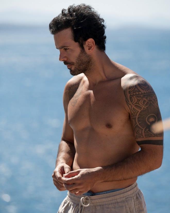 YEN RPOJES    Hande Erel ve Bar Ardu?u buluturan Ak Hatrla dizisi iin geri saym balad. Romantik komedi trndeki film dijital platformda yaynlanacak.    stanbul ve Kapadokya?da ekimleri gerekleen romantik komedi trndeki 8 blmlk dizinin oyuncu kadrosunda Hande Erel ve Bar Ardu?a Feyyaz erifolu, Baak Gmlcineliolu, Alper Saldran, Naz Gktan, Begm Akkaya, Melis Minkari ve Sezin Akbaoullar ve Fatih Al gibi gen ve usta isimler elik ediyor.