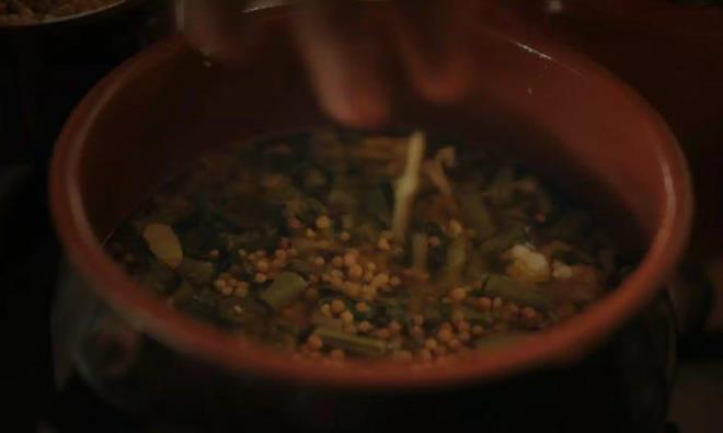 UZUN VE SALIKLI YAAMIN SIRRI FASULYE'DE GZL    ABD'li beslenme uzman Samantha Cassetti, konuya dair merak edilen detaylar yle aklad:    "En uzun yaam sresine sahip insanlarn bol bol fasulye tkettikleri grlyor. Melis ailesi de buna benzer ekilde, her gn nlerinde pinto fasulyesi, beyaz fasulye ve nohut tketiyor."