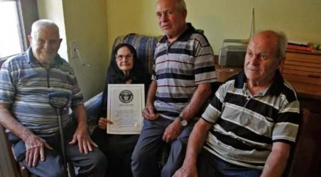 2012 ylnda toplam yalar 818 ile Guinness Dnya Rekoru'na 'dnyann en yal ailesi' unvanyla giren Melis ailesinin yaam srr ortaya kt. Ailenin hayatnn ele alnd belgeselde beslenme dzeninin nemine vurgu yapld. Bakn, Melis ailesinin tkettii ve mrn uzatan o besin neymi...