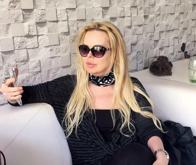 1980'li yllarda ard ardna birok filmde rol alan  ve gerek ad Nermin Ocak olan nl isme Harika Avc adn veren kii Gnl Yazar olmutu.